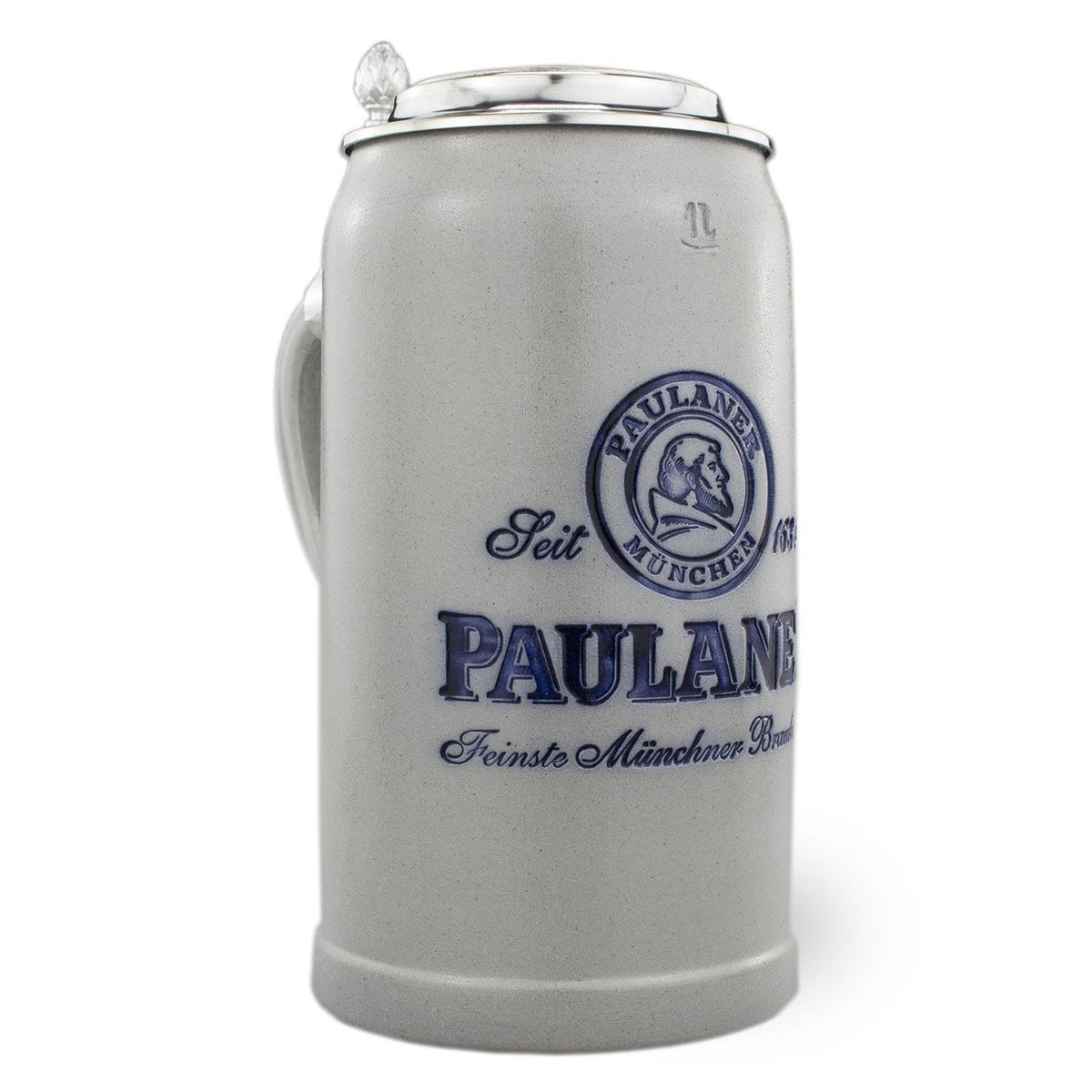 Grauer Tonkrug mit blauer Paulaner-Prägung, silbernem Zinndeckel und Henkel, 1 Liter Füllmenge.