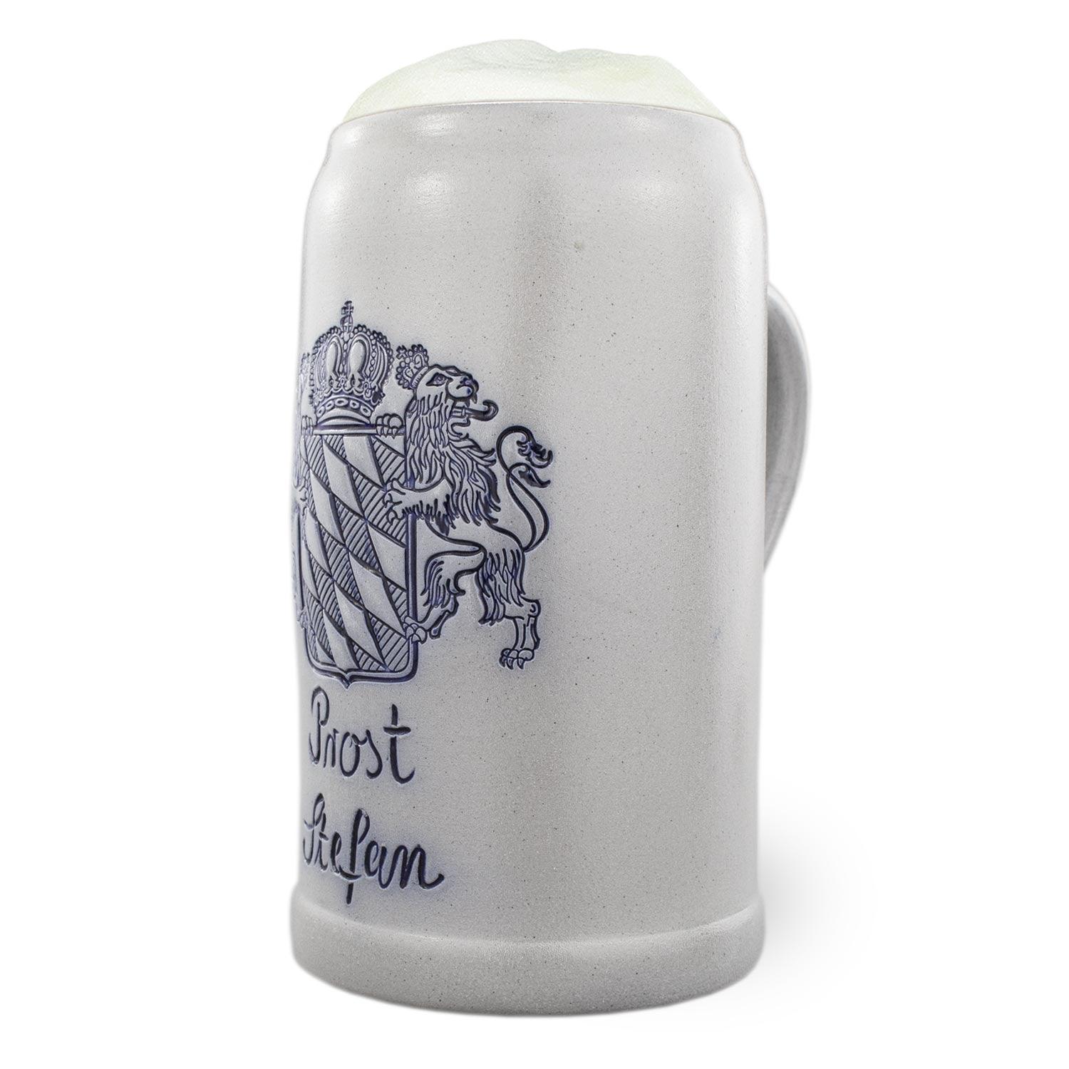 Keramischer Bierkrug mit bayerischem Wappen, Löwe, Krone und handgeschriebenem Prost Schriftzug, gefüllt mit Schaum.