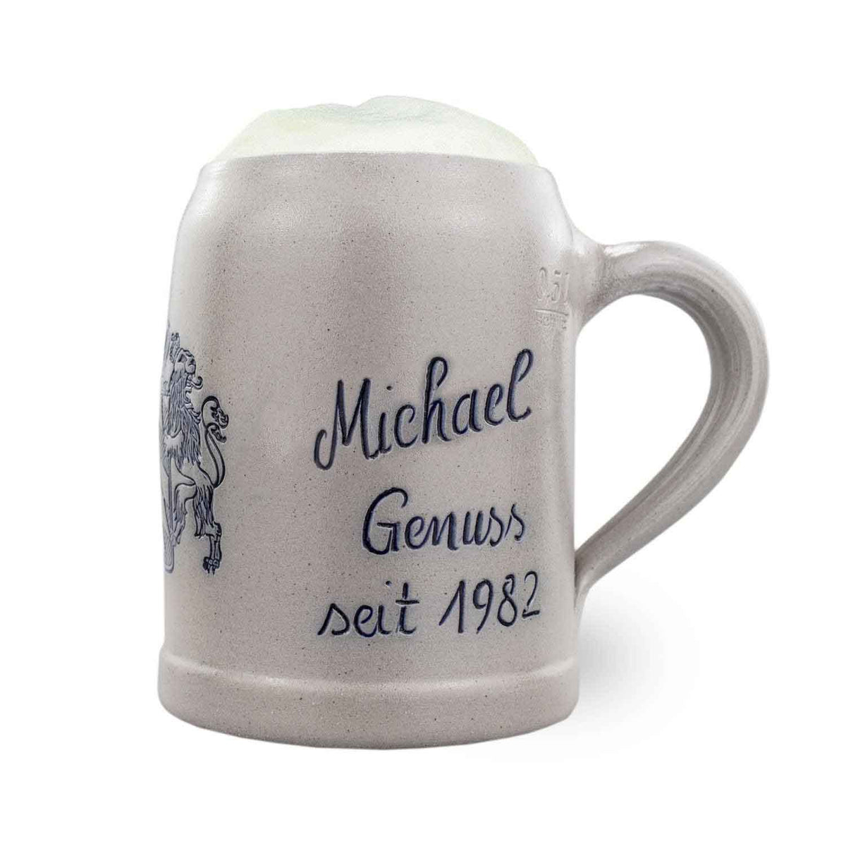Bierkrug mit Namen: Beispielgravur „Michael – Genuss seit 1982“ auf drei Zeilen neben dem Henkel, blau ausgelegt