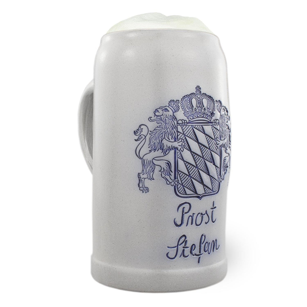 Grauer Keramik-Bierkrug mit blauem bayerischem Wappen, Aufschrift "Prost Stefan" und Schaumkrone.