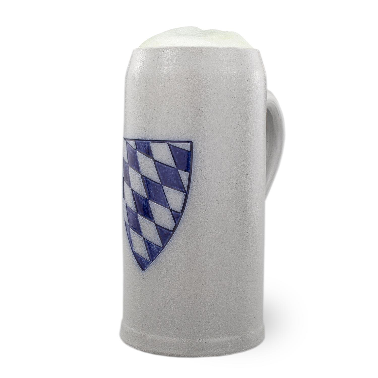Traditioneller Bierkrug aus Steingut mit blau-weißem Rautenwappen und Schaumkrone, perfekt für bayerisches Bier.