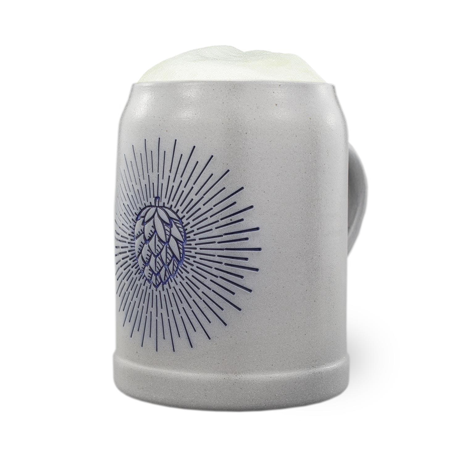 PREMIUM Bierkrug Holy Hopfen aus grauem Steingut mit blauem Hopfenmotiv und reichlich Schaumkrone.