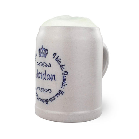 Keramik-Bierkrug mit personalisierter blauer Aufschrift Jordan und Krone, gefüllt mit Schaum.