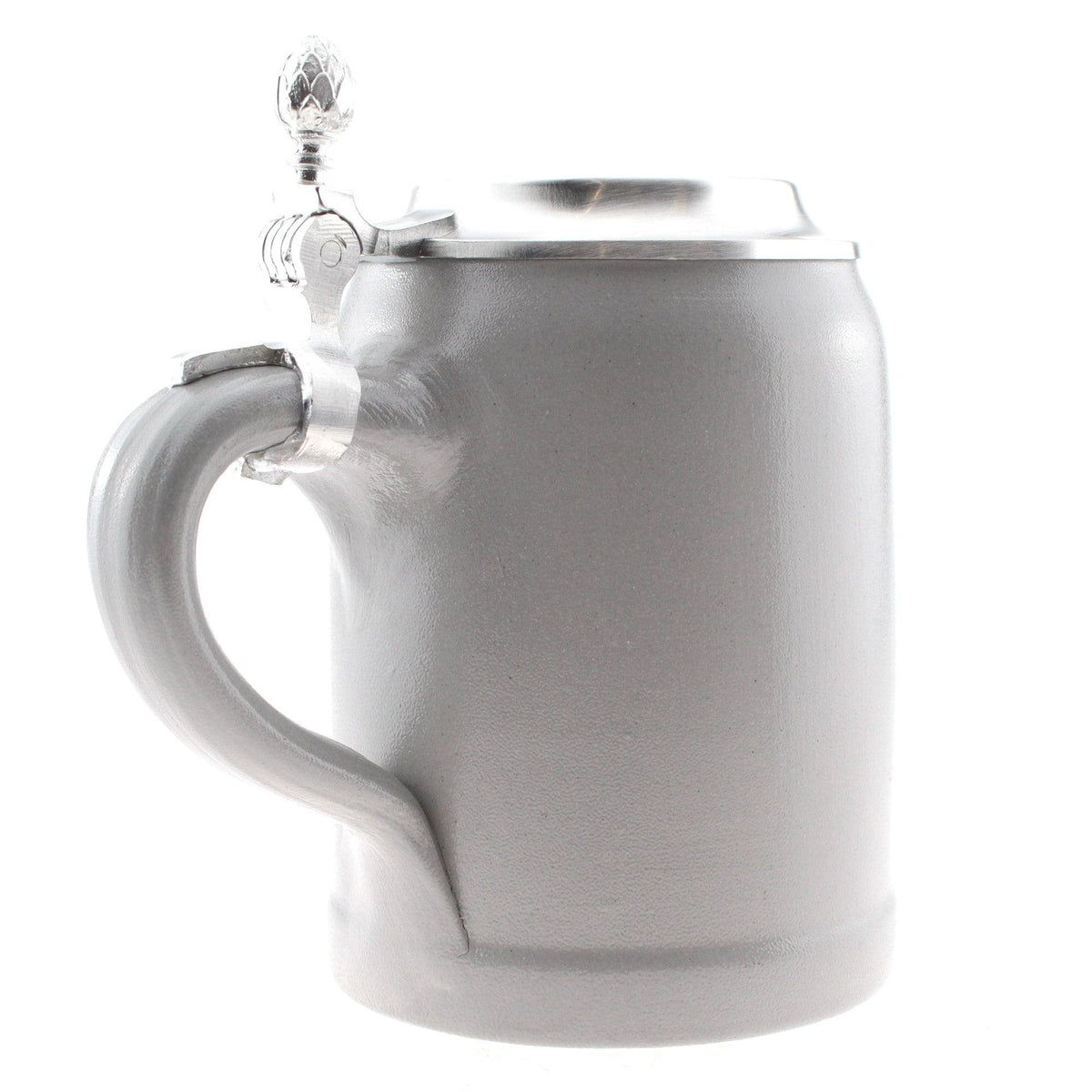 Grauer Keramik-Bierkrug mit glattem Zinndeckel und kunstvoll verziertem Daumenhebel auf weißem Hintergrund.