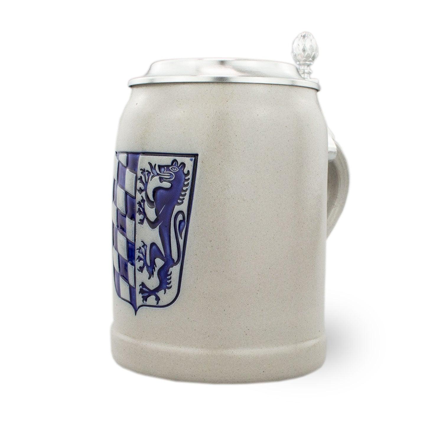 PREMIUM Bierkrug Niederbayern aus Steingut, mit Wappen, blauem Löwen und Schachbrettmuster, Zinndeckel.