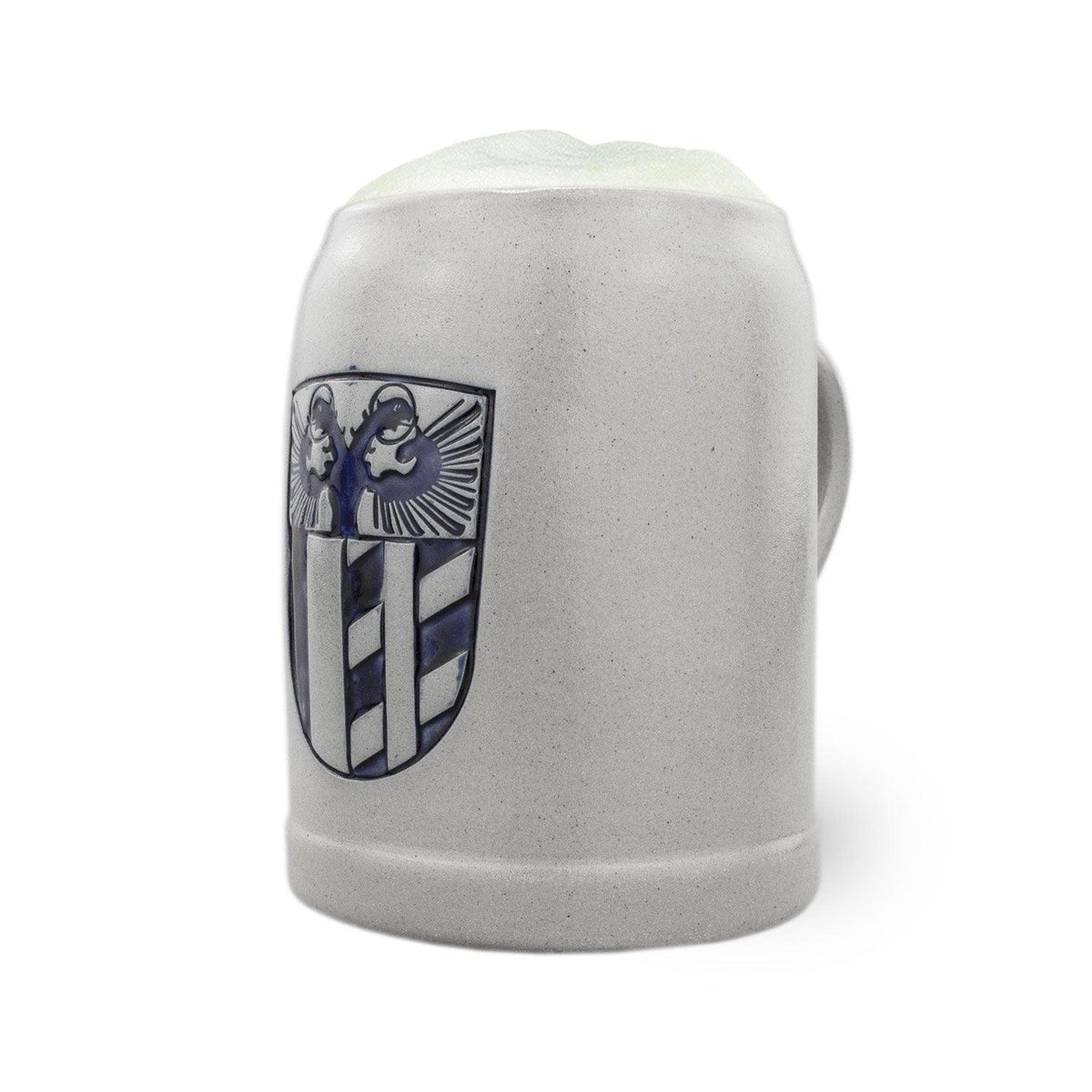 Grauer PREMUIM Bierkrug "Schwaben" aus Steinzeug, gefüllt mit Bier und Schaum, verziert mit bayerischem Wappen.