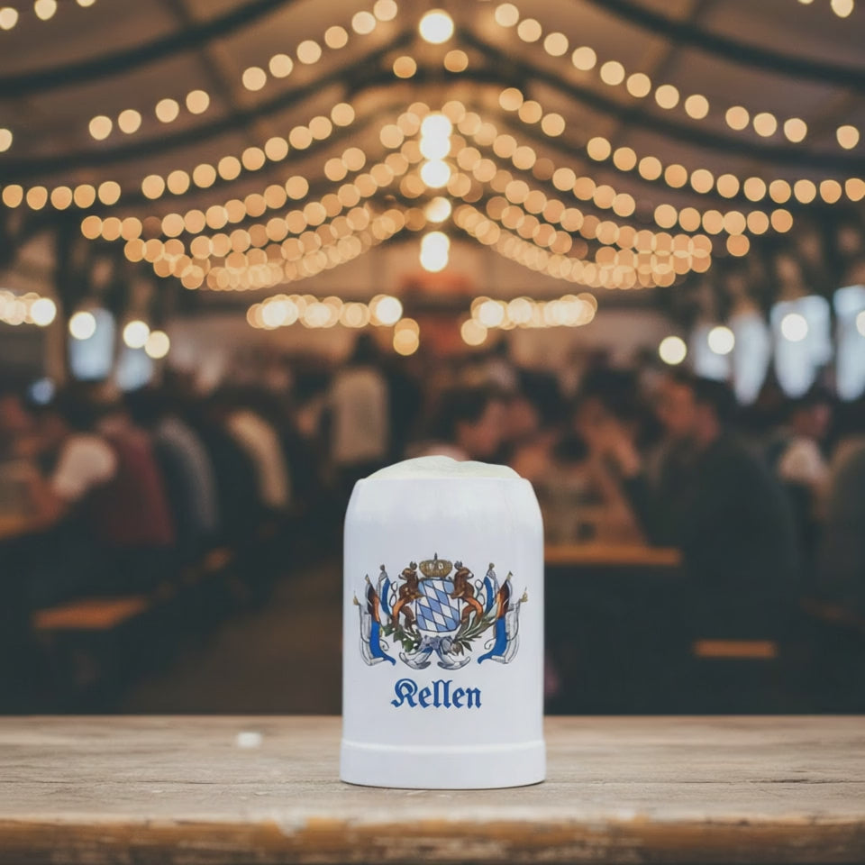 Bayerischer Bierkrug mit Wappen und Gravur Rellen auf Holztisch in Festzelt mit Lichtern