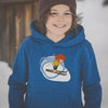 Lachendes Kind in dunkelblauem Kinder Hoodie mit Pumuckl Skifahren Motiv, umgeben von Schnee.