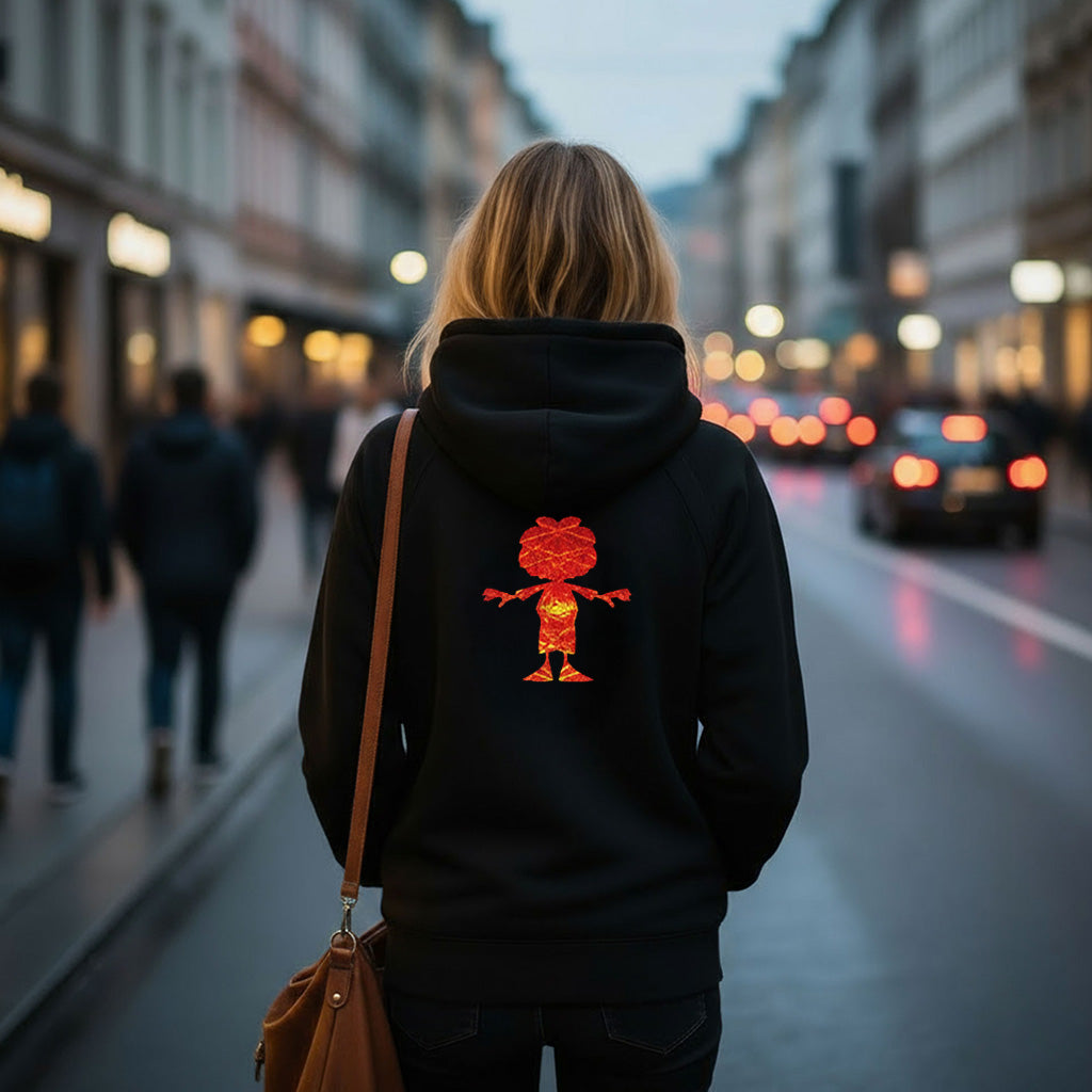 Rückenansicht einer Frau in schwarzem Pumuckl Damen Hoodie Ampel-Edition mit leuchtendem roten Motiv beim Stadtbummel.