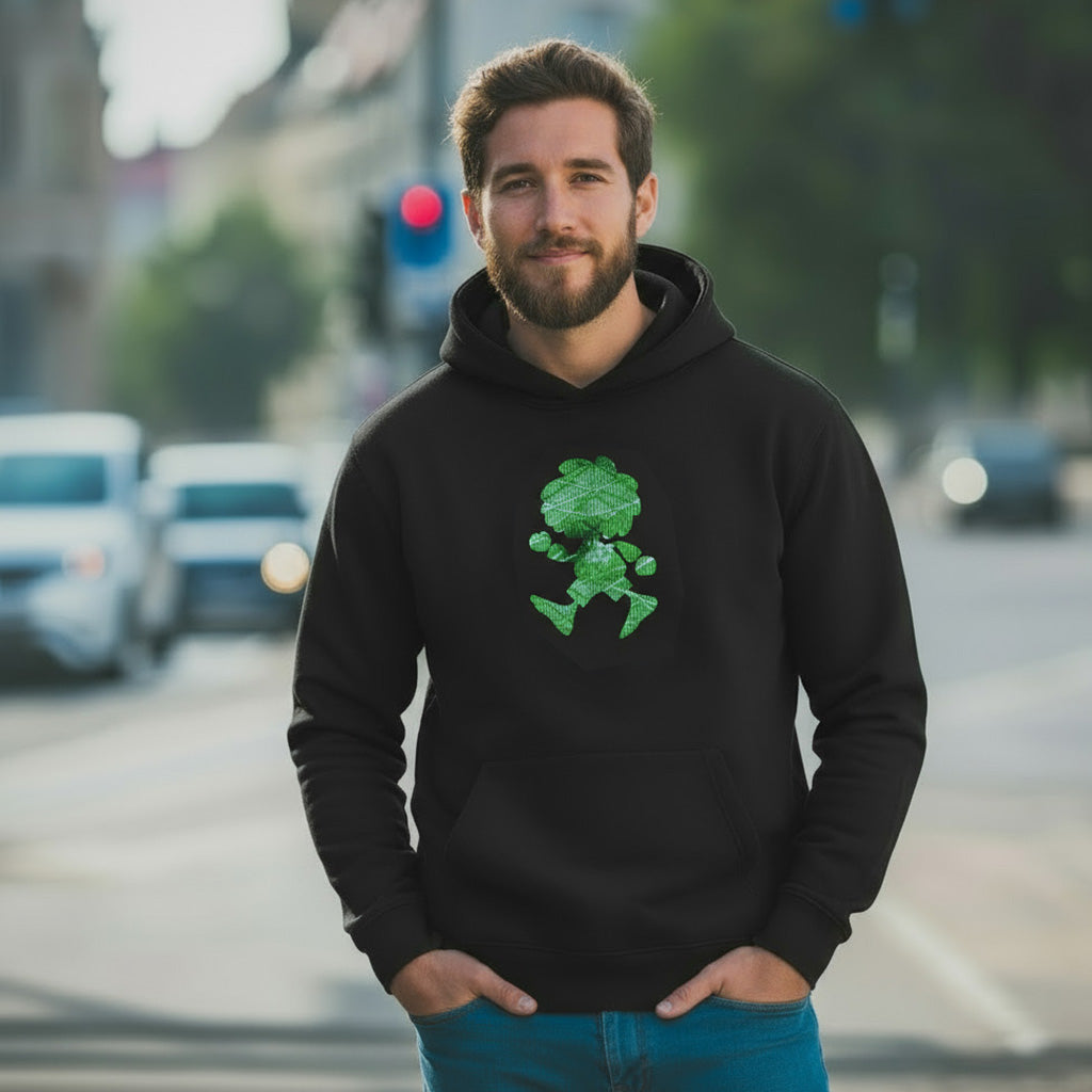 Mann trägt schwarzen Pumuckl Herren Hoodie Ampel-Edition mit grünem Muster auf der Straße.
