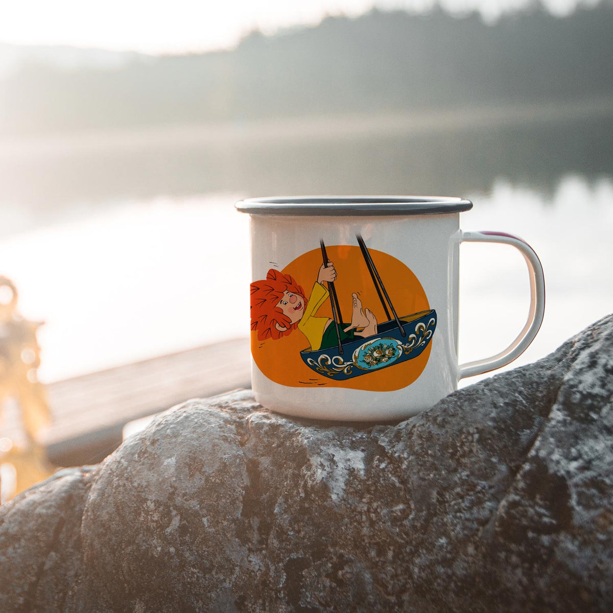 Pumuckl Emaille-Tasse auf einem Stein am Seeufer