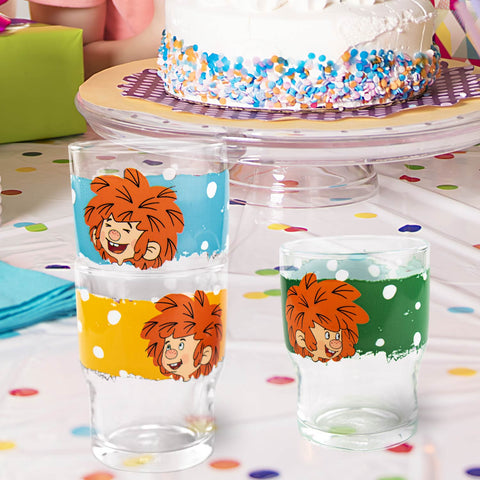 Pumuckl Kinder Trinkglasset: drei bunte Gläser mit Pumuckl-Motiv auf festlich geschmücktem Tisch mit Kuchen