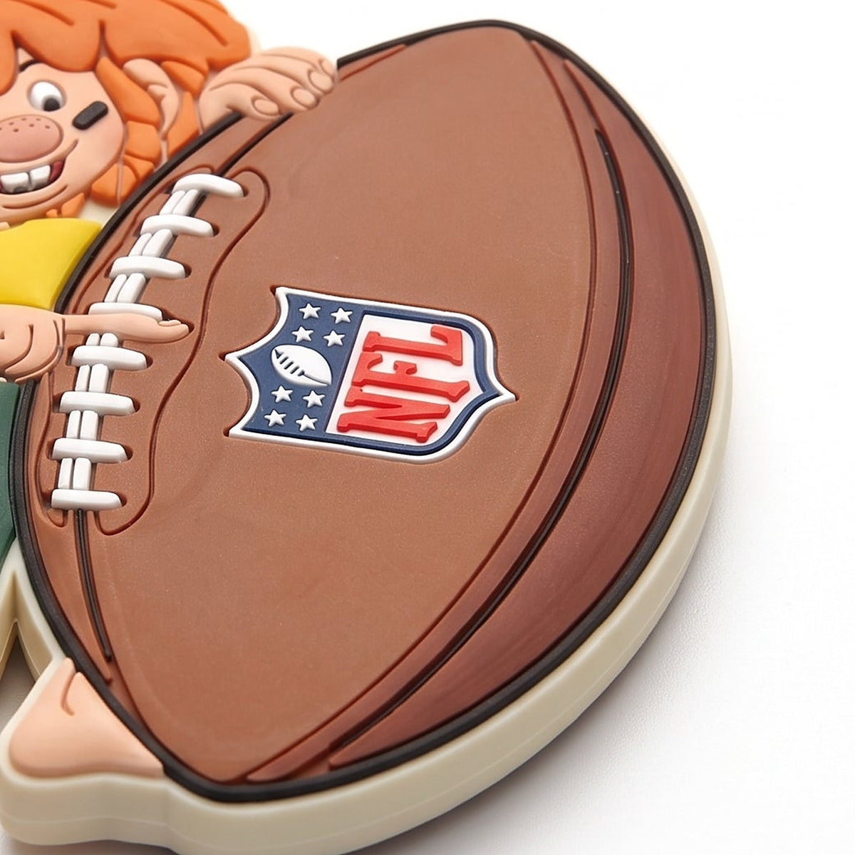 Detailaufnahme NFL x Pumuckl Magnet Football – erhabene Schnürung, NFL-Logo und mehrschichtiges 3D-Relief aus Soft-PVC
