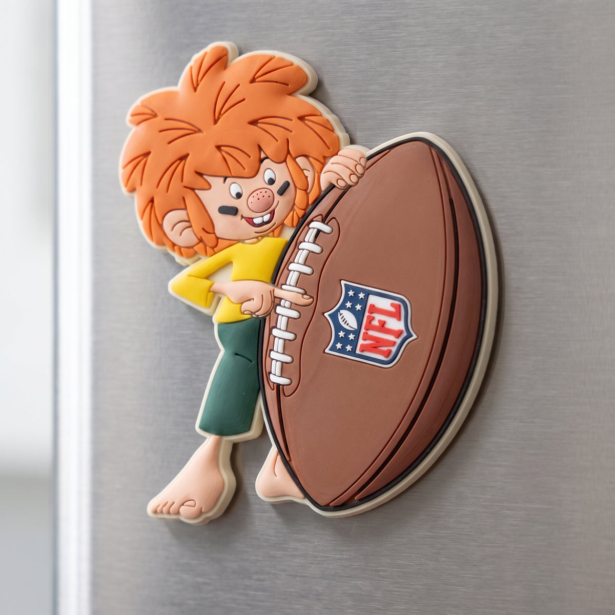 NFL x Pumuckl Magnet Football am Kühlschrank – 3D Rubber-Kühlschrankmagnet