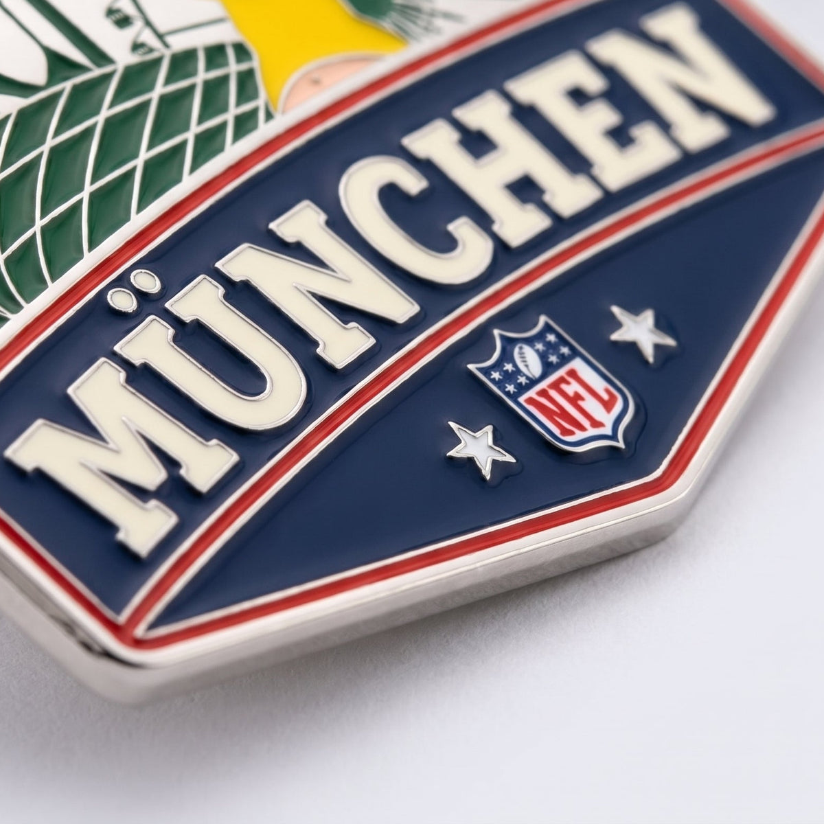Detailaufnahme NFL x Pumuckl Pin München – Schriftzug MÜNCHEN, NFL-Logo und erhabene Metallstege in Emaille