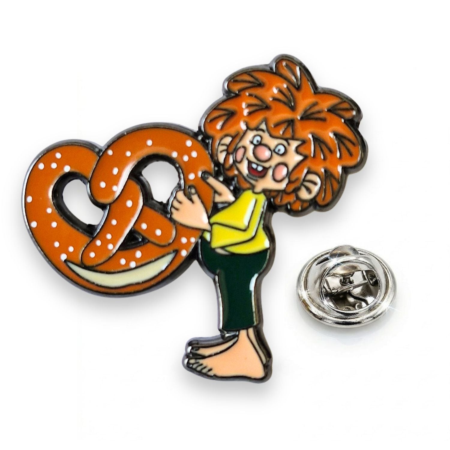Pumuckl Pin mit orangeroten Haaren und gelbem Oberteil, der eine große Brezel hält.