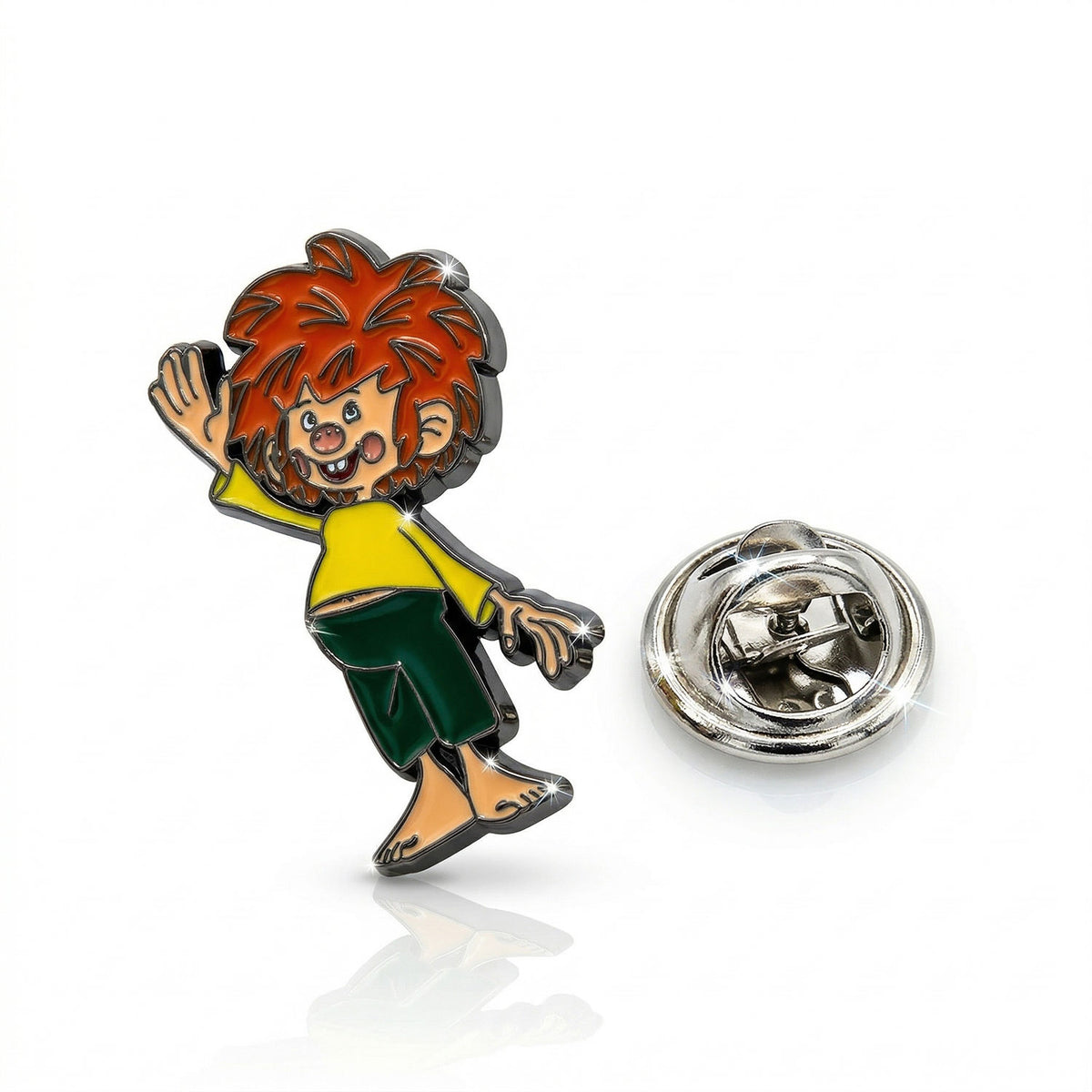 Pumuckl Pin „Servus“ aus Emaille mit silberfarbenem Schmetterlingsverschluss vor weißem Hintergrund