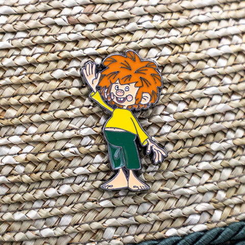 Pumuckl Pin „Servus“ – winkender Pumuckl als Emaille Anstecker auf Strohhut-Geflecht