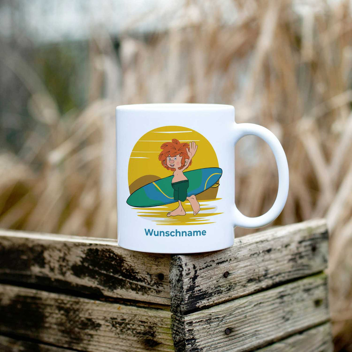 Weiße Pumuckl Surfer Tasse mit rotem Haar und blauem Surfbrett, personalisierbar mit Wunschnamen.
