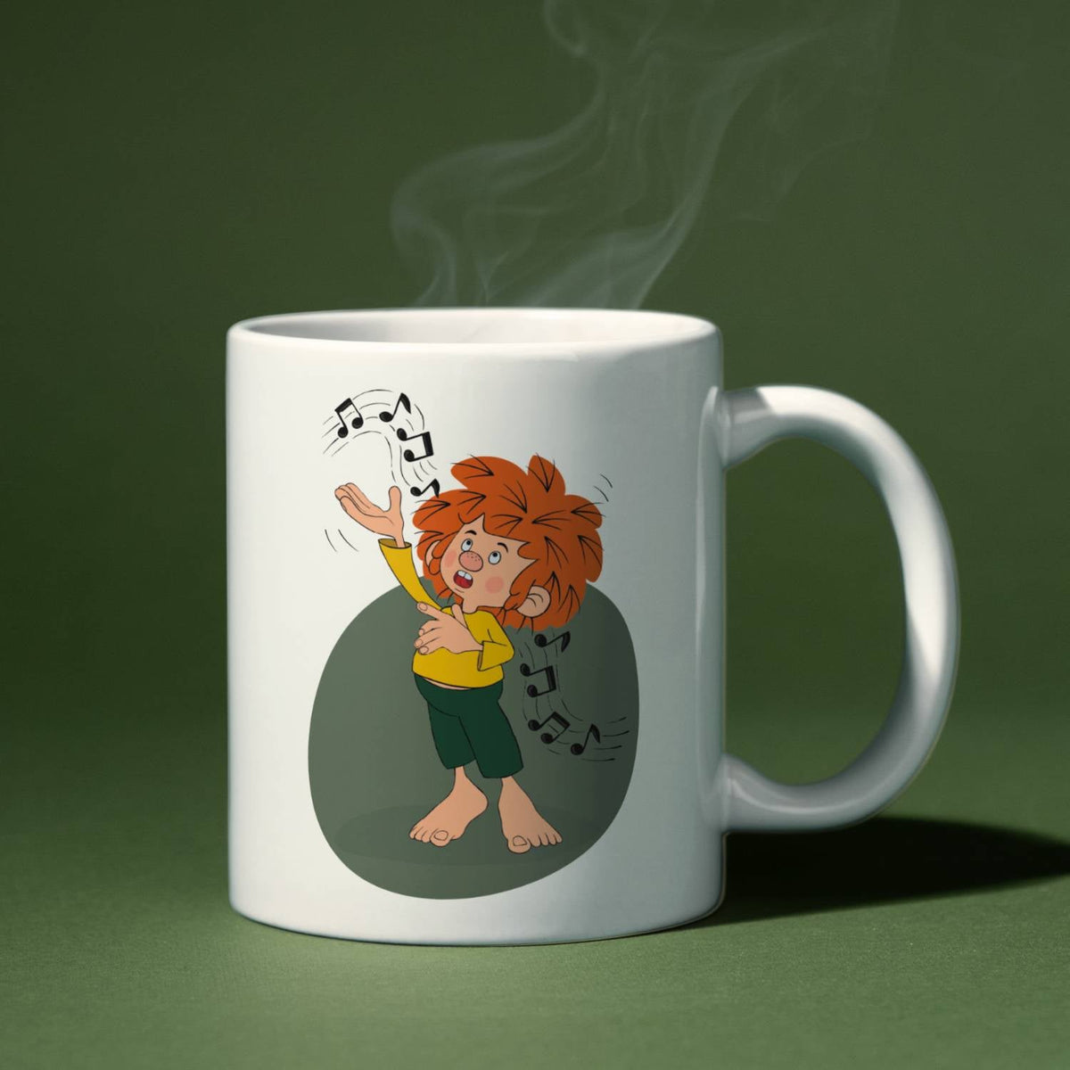 Pumuckl Tasse „Musik“ mit dampfendem Kaffee vor grünem Hintergrund