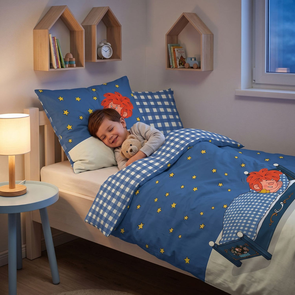 Junge schläft in der Pumuckl Kinderbettwäsche „Träum schön“ mit Sternenhimmel
