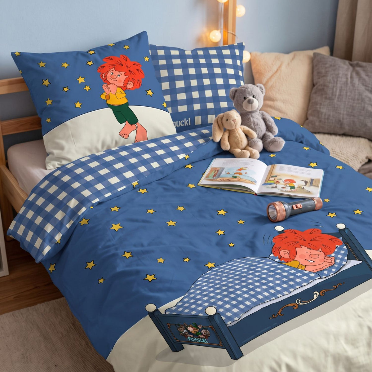 Kinderbett mit Pumuckl Bettwäsche „Träum schön“ in Nachtblau, Teddy und Karo-Kissen