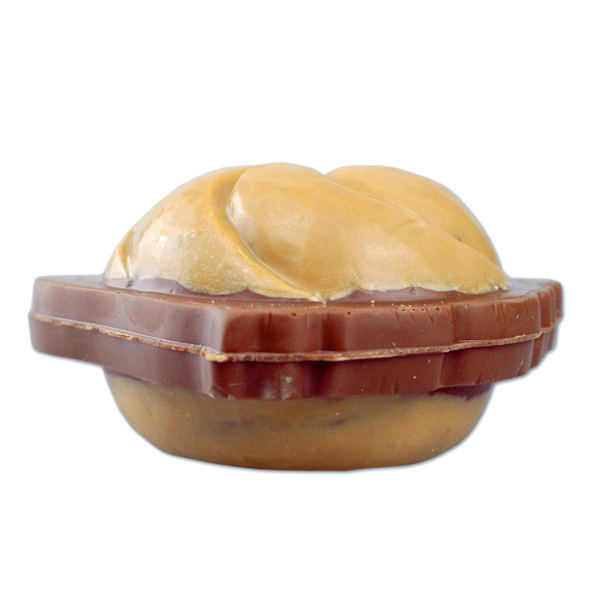 Vegetarische Leberkassemmel aus Vollmilchschokolade, belegt mit karamellisierter weißer Schokolade, ca. 10 × 10 × 6 cm.