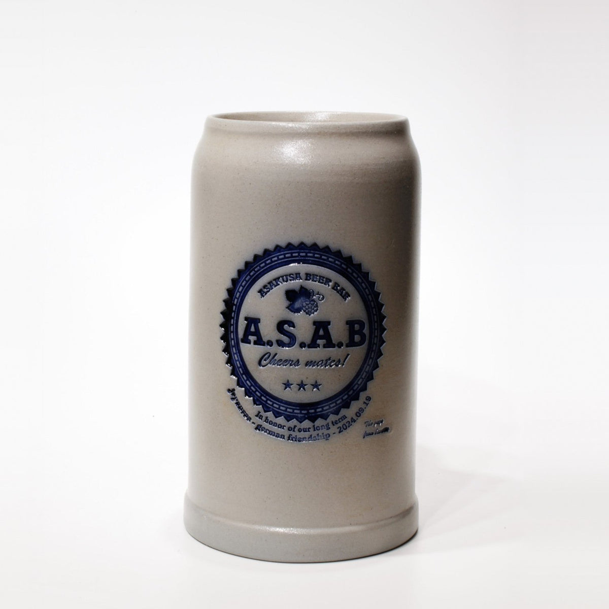 Salzglasierter Steinkrug 1,0 l mit geprägtem Logo, blau ausgelegt