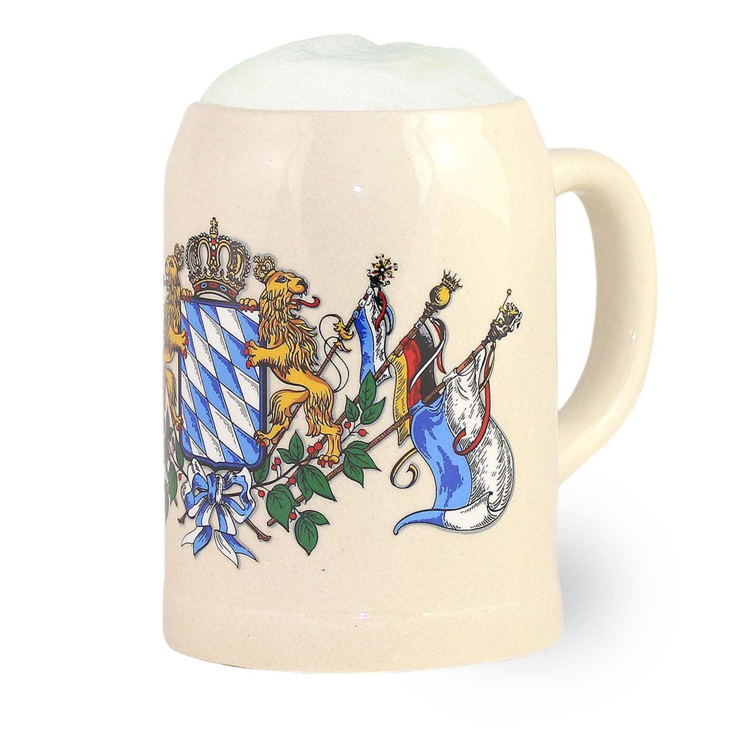 Beiger Keramik-Bierkrug mit buntem bayerischem Wappen und Fahnen, gefüllt mit Schaumbier