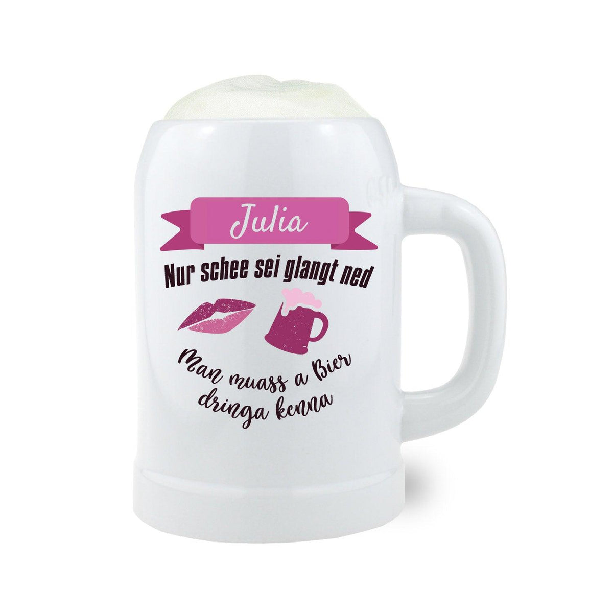Weißer Bierkrug mit personalisiertem pinken Schriftzug "Julia" und bayerischem Spruch, gefüllt mit Schaum.