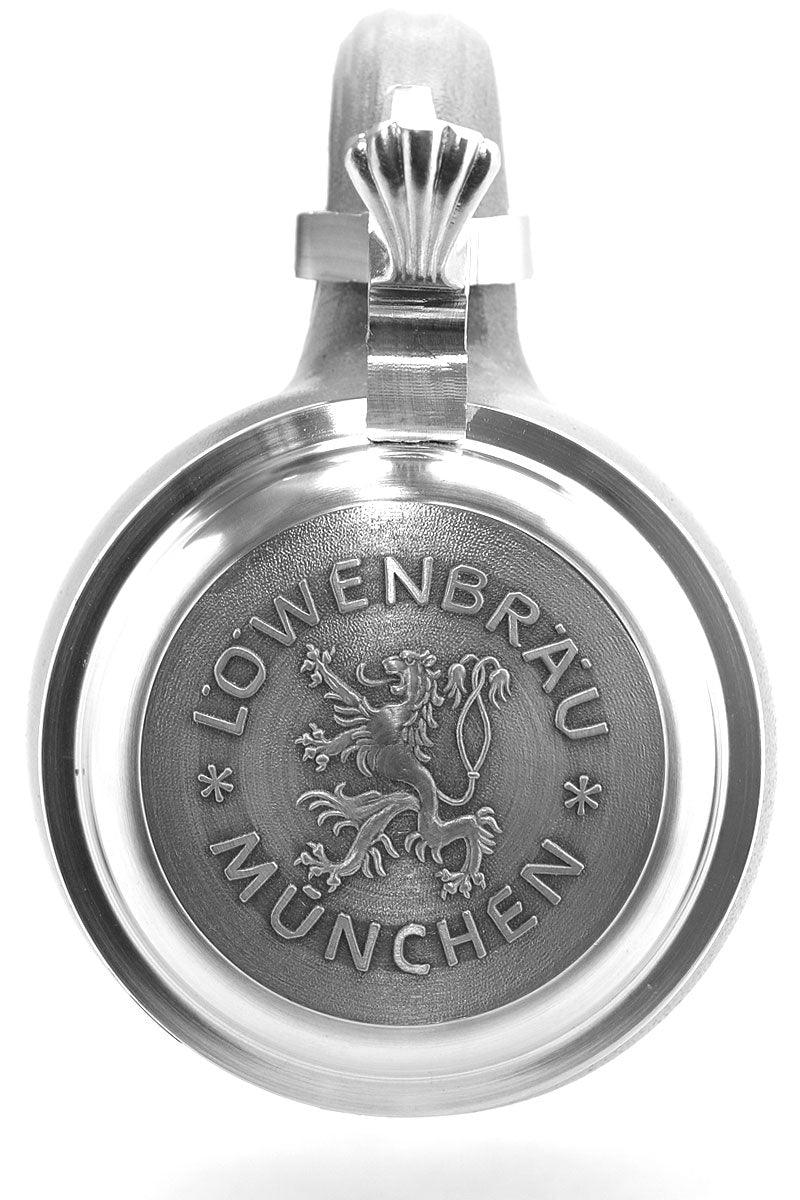 Zinn-Deckel eines Bierkrugs mit graviertem Löwenbräu München Logo und dem Löwenmotiv.