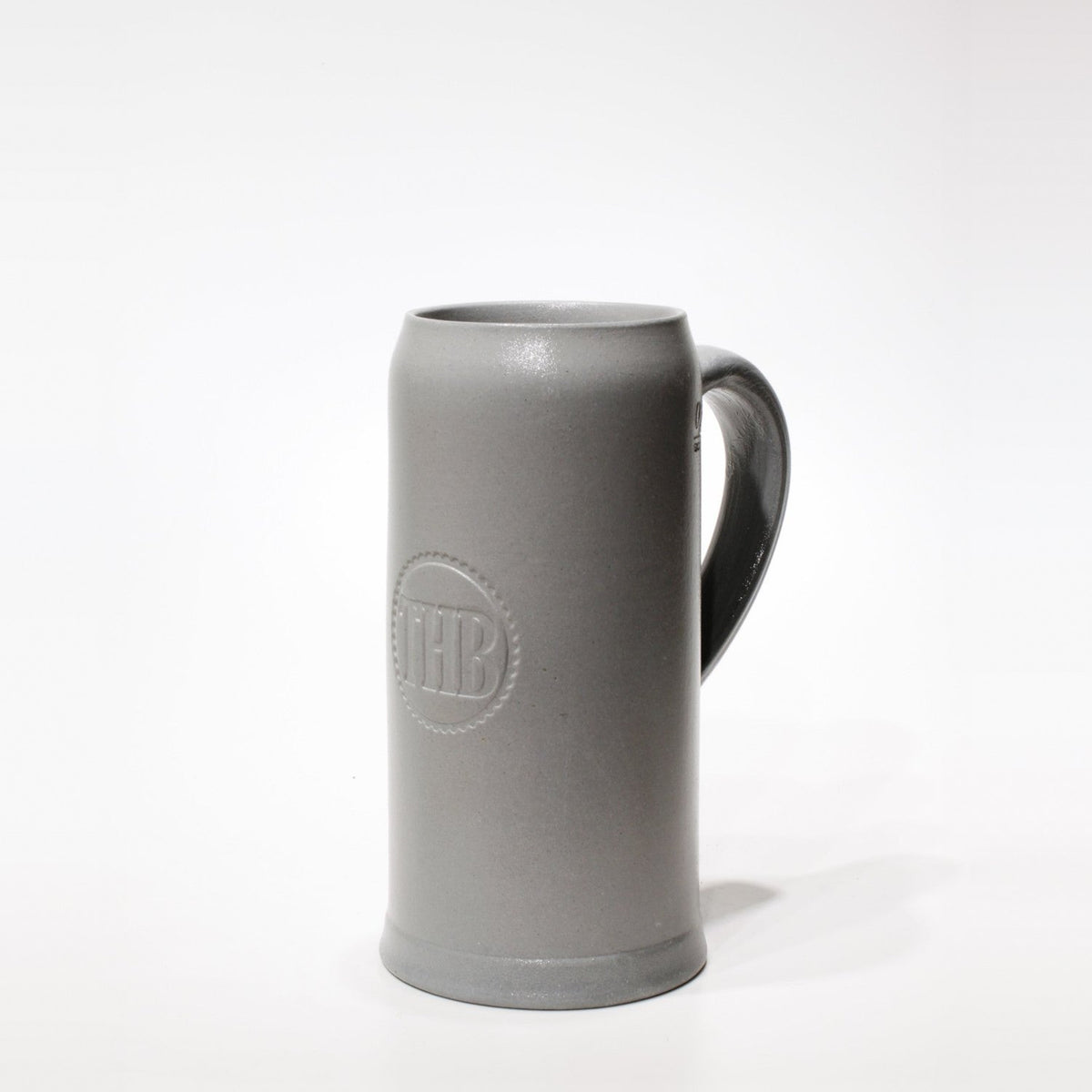 Schlanker Steinkrug 0,5 l mit farbloser Logo-Prägung