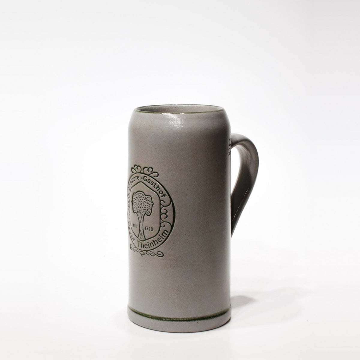 Schlanker Steinkrug 0,5 l mit geprägtem Logo, grün ausgelegt