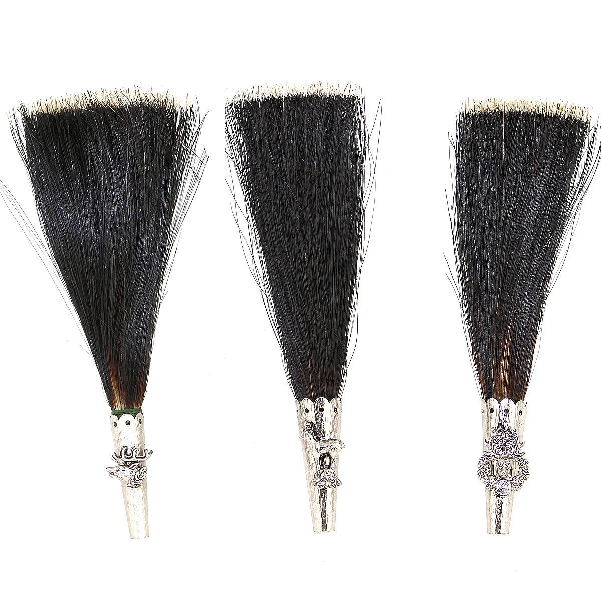 Drei traditionelle Gamsbärte mit schwarzen Haaren und verzierter silberner Fassung in verschiedenen Designs.