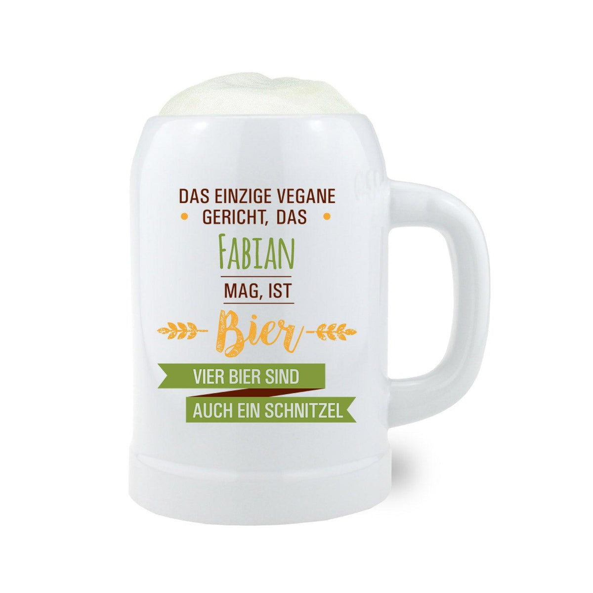 Weißer Bierkrug mit witzigem Aufdruck: "Das einzige vegane Gericht, das Fabian mag, ist Bier. Vier Bier sind auch ein Schnitzel.