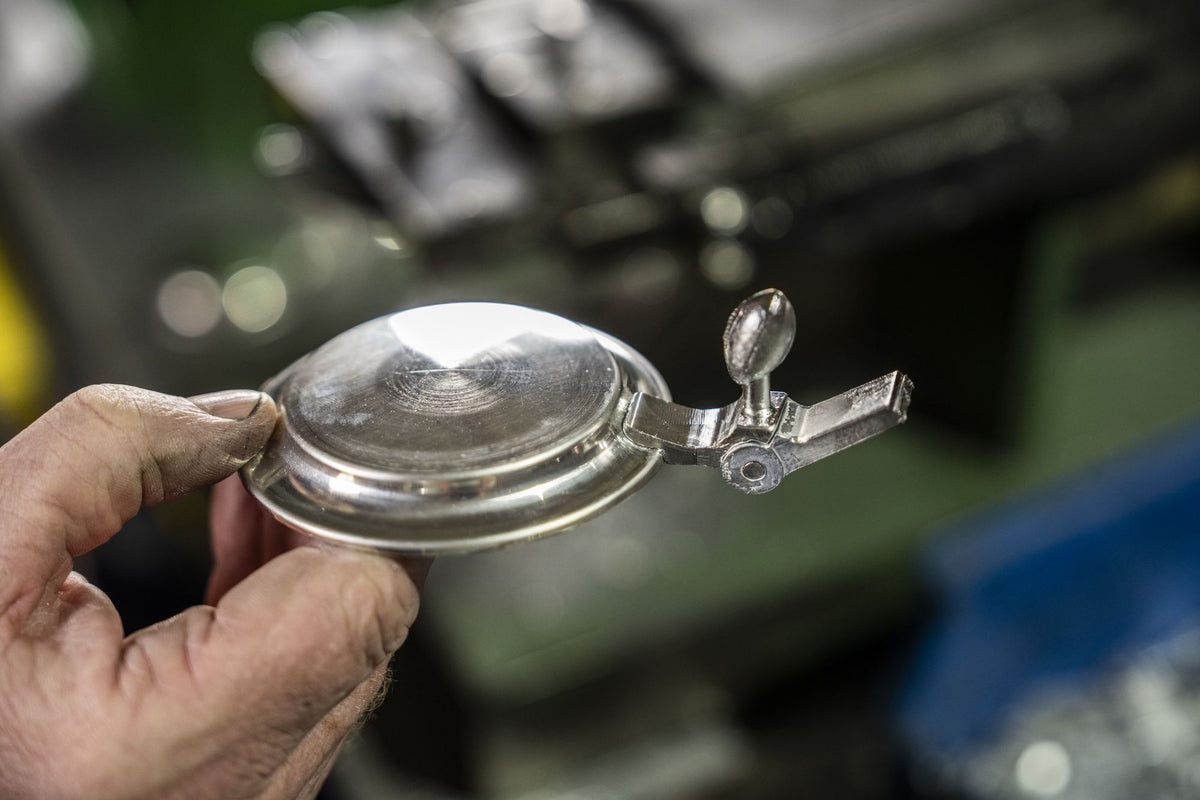 Mit graviertem Zinndeckel