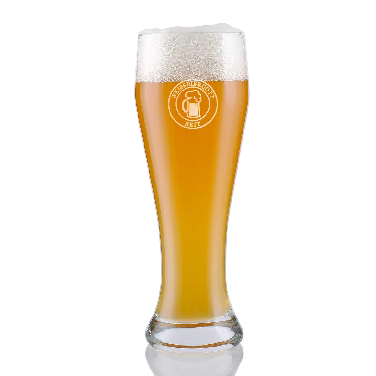 Hohes Weizenbierglas mit goldgelbem Bier und weißer Schaumkrone, verziert mit einem gravierten Logo.
